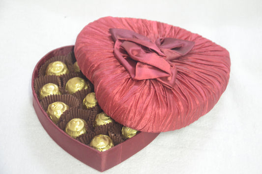 Red Heart Ribbon Chocolate Gift Box - 16 Pcs